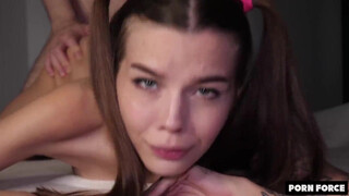 Большим членом проник в анал милашки с хвостиками и одарил её лицо камшотом